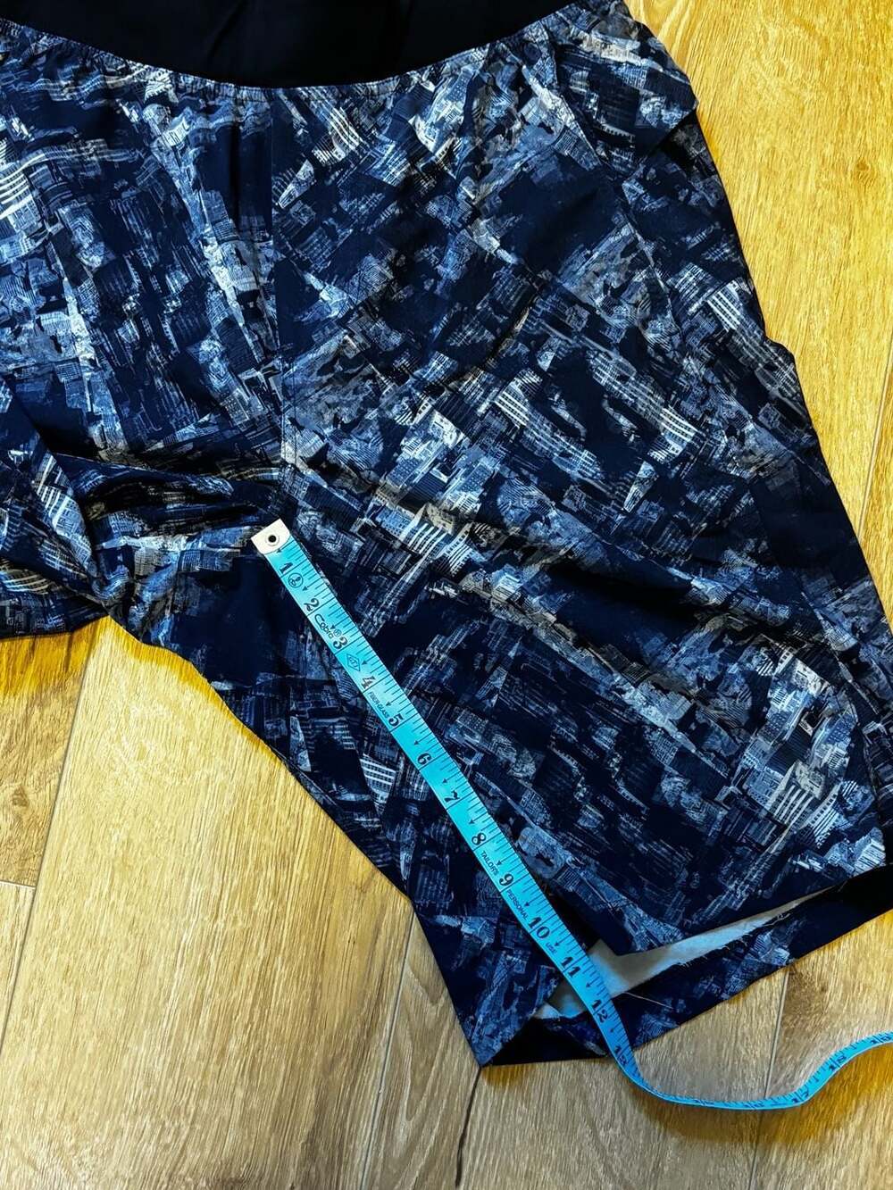 Lululemon Cityscape Print Athletic Shorts Size M - Picture 2 of 6